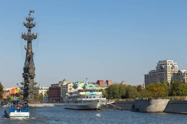 Estatua de Pedro el Grande, monumento de 98 metros de altura a Pedro el Grande, Moscú, Rusia . — Foto de Stock
