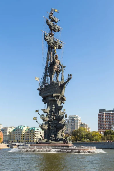 Estatua de Pedro el Grande, monumento de 98 metros de altura a Pedro el Grande, Moscú, Rusia . — Foto de Stock