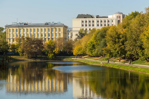Вид на Новоспасский пруд и фасады современных зданий, Москва, Россия . — стоковое фото