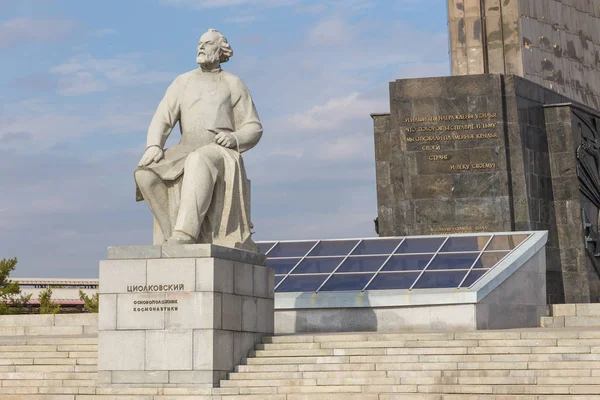 Monumento de Konstantin Eduardovich Tsiolkovsky, cientista de foguetes russo, Moscou, Rússia . — Fotografia de Stock