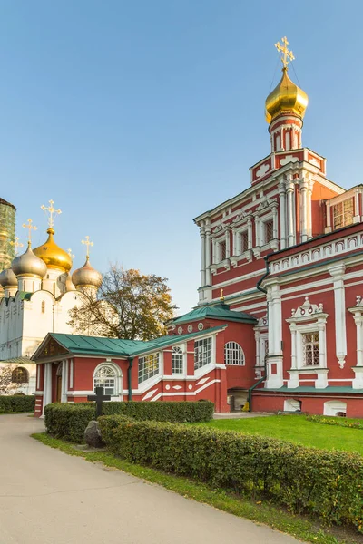 View of the Dormition Cathedral and Cathedral of Our Lady of Smolensk at the Novodevichy Convent, Moscow, Russia . — стоковое фото