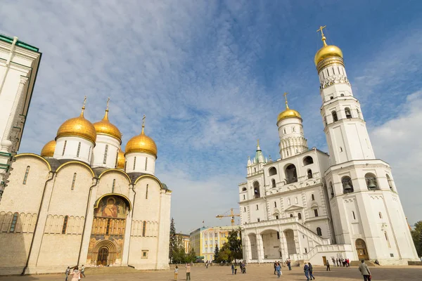 Вид на колокольню Ивана Великого, Успенскую колокольню и Успенский собор . — стоковое фото