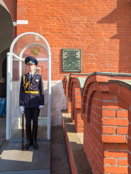 Guardia alla tomba del Milite Ignoto, Mosca, Russia . — Foto Stock