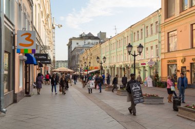 Rozhdestvenka Street, Moskova, Rusya binaların görünümü.