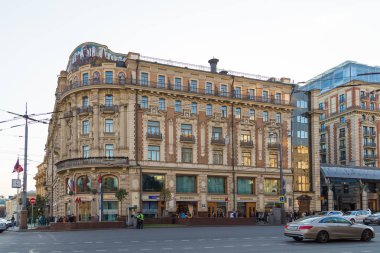 Tverskaya Street, Moskova, Rusya binaların görünümü.