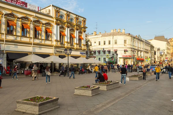 View of the buildings at Kuznetskiy Bridge street, Moscow, Russia. — Stock Photo, Image