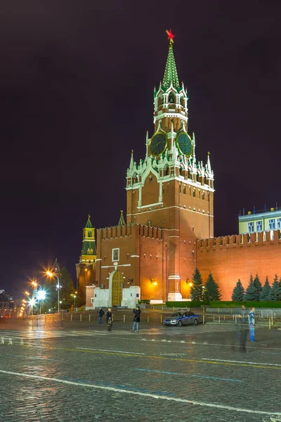 Kızıl Meydan'da bir gece. Moskova Kremlin ve Çarlar Kulesi, Rusya Federasyonu.
