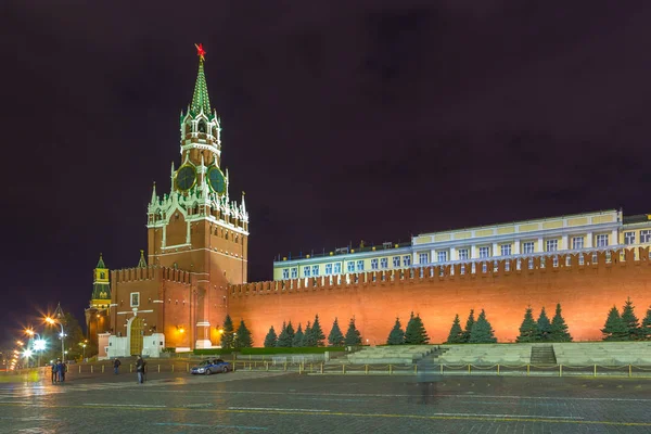 Kızıl Meydan'da bir gece. Moskova Kremlin ve Çarlar Kulesi, Rusya Federasyonu.