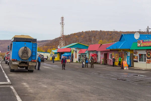 Pequeño restaurante junto a la carretera y una tienda, Sokoch, Rusia . —  Fotos de Stock