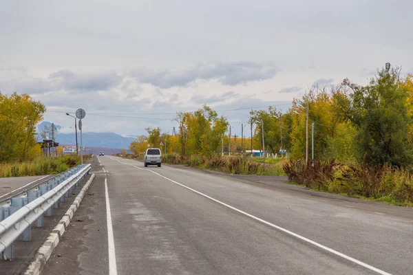 Coche en un camino de asfalto en un pequeño pueblo, Sokoch, Rusia . — Foto de Stock