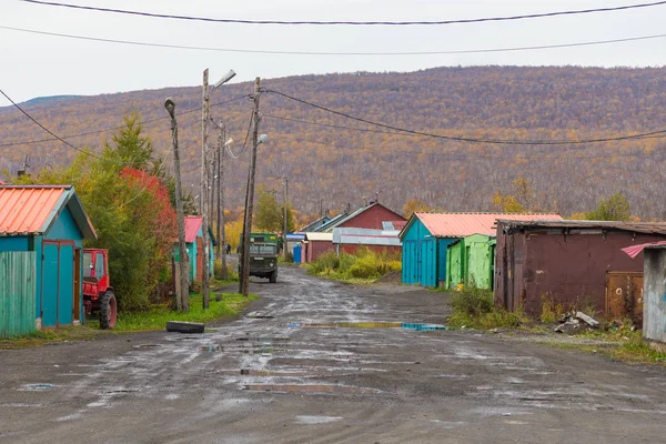 Coches en una carretera de grava, con agujeros y charcos, Sokoch, Rusia . — Foto de Stock