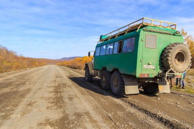 Rus off-road aşırı keşif kamyonu yolcuları, Kamçatka, Rusya.