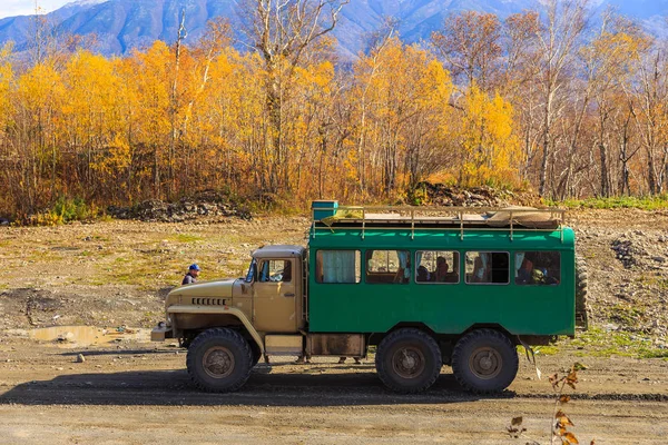 Russische Off-Road extreme expeditie truck met passagiers, Kamchatka, Rusland. — Stockfoto