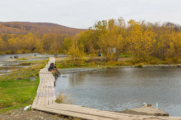 Menschen in einer heißen Quelle im Zentrum kamchatka, malka, russland. — Stockfoto