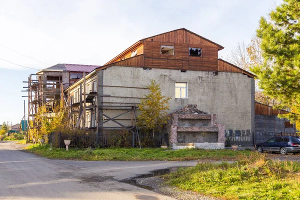 Utsikt över den gamla byggnaden under renovering i Milkovo, Kamtjatka, halvön, Ryssland. — Stockfoto