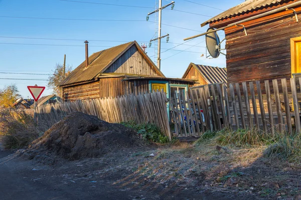 Trähus i Kozyriewsk på Kamtjatka halvön i Ryssland. — Stockfoto