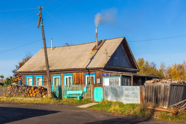 Trähus i Kozyriewsk på Kamtjatka halvön i Ryssland. — Stockfoto