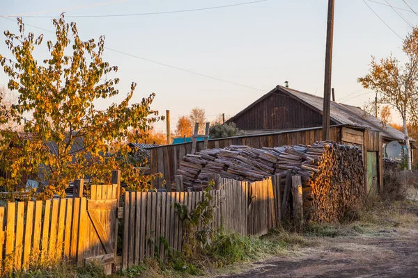 Drewniany dom w Kozyriewsk na półwyspie Kamczatka, Rosja. — Zdjęcie stockowe