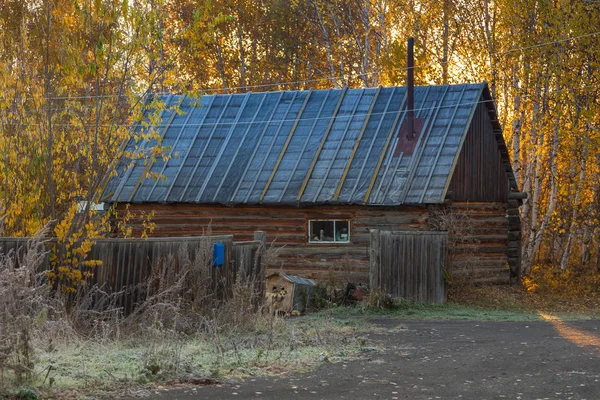 De madeira, casa velha em Kozyriewsk na Península de Kamchatka, Rússia . — Fotografia de Stock
