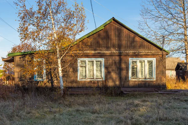 Casa de madeira em Kozyriewsk na Península de Kamchatka, na Rússia . — Fotografia de Stock