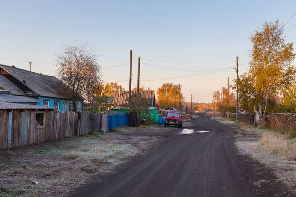 Fattiga trähus, människor och bil på vägen, Kozyriewsk, Ryssland. — Stockfoto