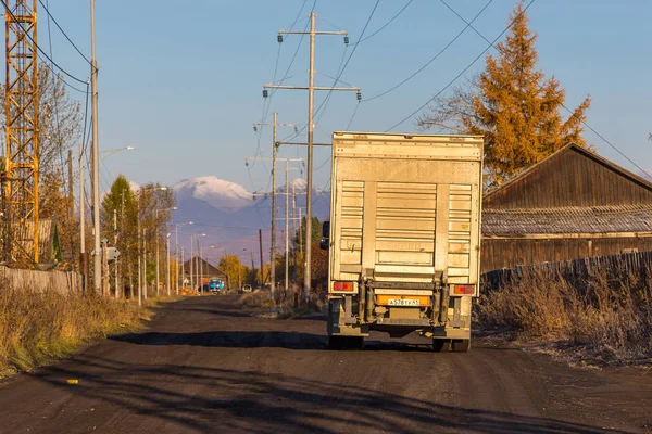 Pobres edificios de madera, camión en la carretera, Kozyriewsk, Rusia . — Foto de Stock