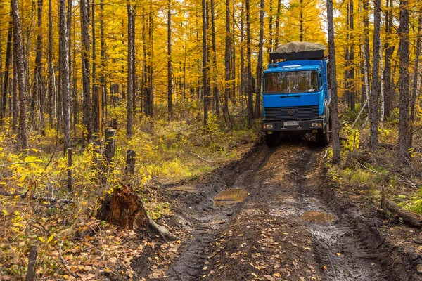 Russischer geländewagen für extreme expeditionen mit insassen, kamchatka, russland. — Stockfoto