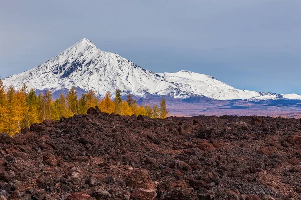 Monte Ostry Tolbachik, o ponto mais alto do complexo vulcânico no Kamchatka, Rússia . — Fotografia de Stock