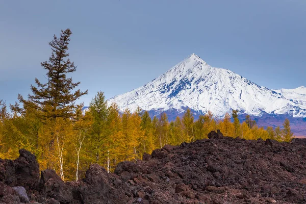 Monte Ostry Tolbachik, o ponto mais alto do complexo vulcânico no Kamchatka, Rússia . — Fotografia de Stock