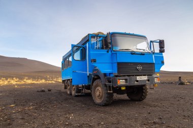 Rus off-road aşırı keşif kamyonu yolcuları, Kamçatka, Rusya.