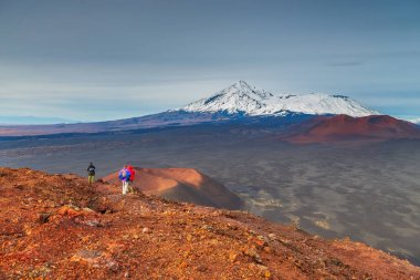 Bir dağda yürüyen bir grup yürüyüşçü, Kamçatka, Rusya.