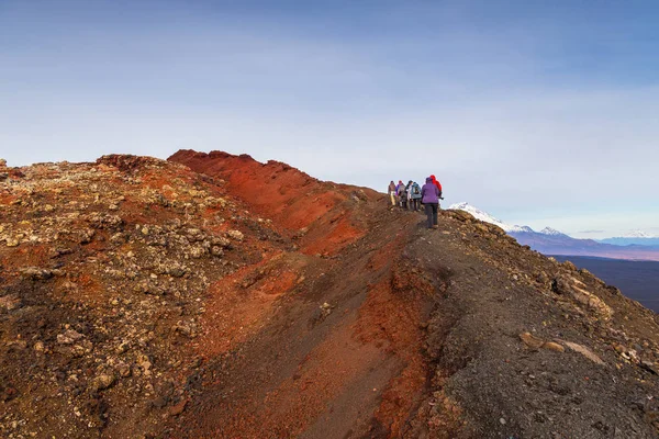 Gruppo di escursionisti che camminano su una montagna, Kamchatka, Russia . — Foto Stock