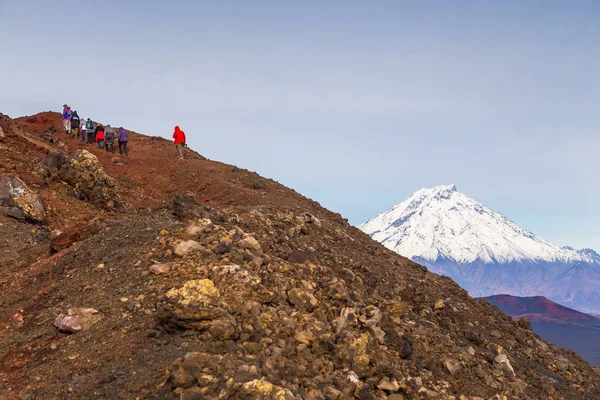 Grupo de caminhantes caminhando em uma montanha, Kamchatka, Rússia . — Fotografia de Stock