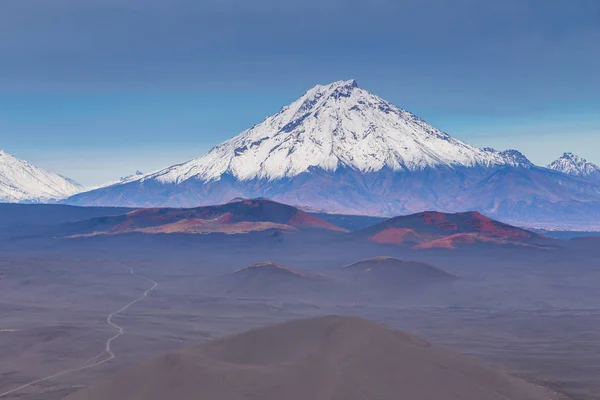 Monte Bolshaya Udina, maciço vulcânico, um dos complexos vulcânicos no Kamchatka, Rússia . — Fotografia de Stock