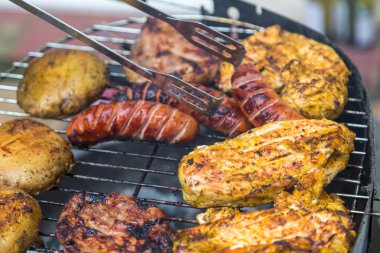 Kömürler üzerinde çeşitli lezzetli ızgara et.