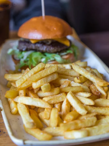 Beyaz tabakta cips ile taze burger. — Stok fotoğraf