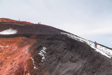 Bir dağda yürüyen bir grup yürüyüşçü, Kamçatka, Rusya.