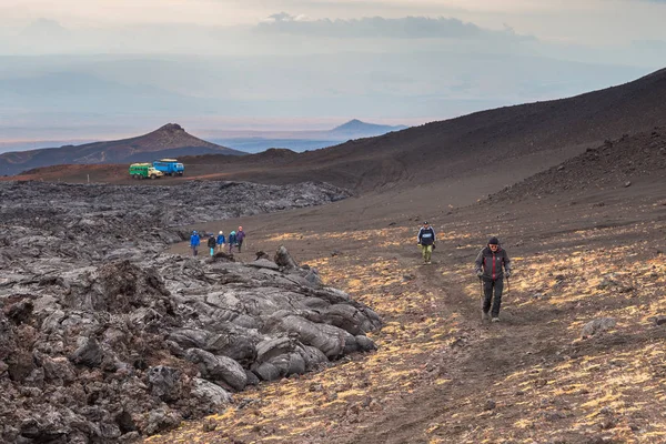 Grupo de caminhantes caminhando em uma montanha, Kamchatka, Rússia . — Fotografia de Stock