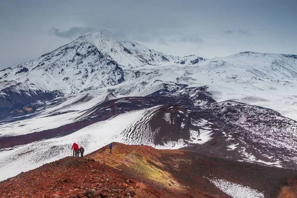 Grupo de caminhantes caminhando em uma montanha, Kamchatka, Rússia . — Fotografia de Stock