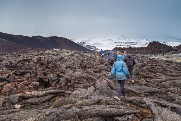 Skupina turistů, kteří chodí na horu, Kamčatka, Rusko. — Stock fotografie