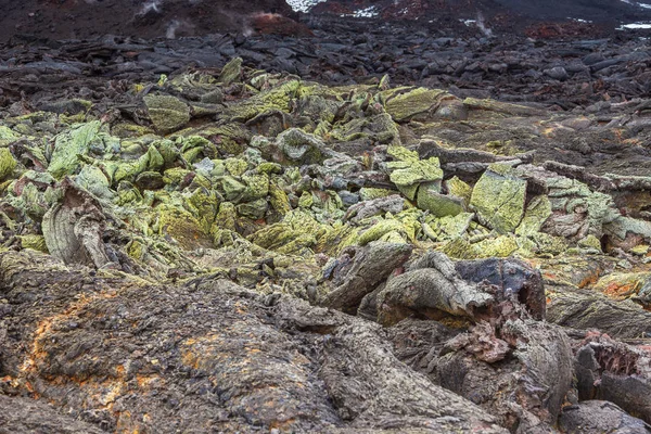 俄罗斯堪察加托尔巴奇火山附近的灰色、新鲜的熔岩场和光滑的岩石土地. — 图库照片