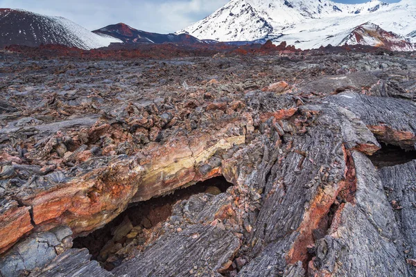 Verse lavaveld. Berg op de achtergrond. Schiereiland Kamchatka, Rusland. — Stockfoto