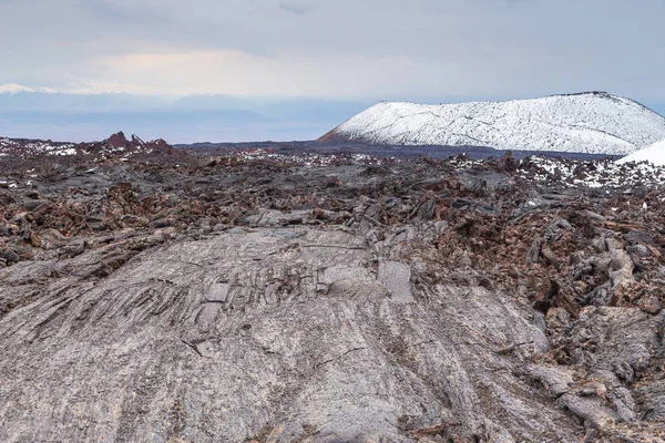 新鮮な溶岩場。背景の山。カムチャツカ半島,ロシア. — ストック写真