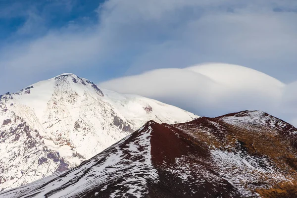 Vulkanisches Massiv, einer der Vulkankomplexe auf der Kamchatka, Russland. — Stockfoto