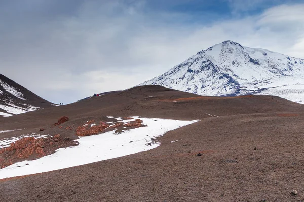 Vulkanisches Massiv, einer der Vulkankomplexe auf der Kamchatka, Russland. — Stockfoto
