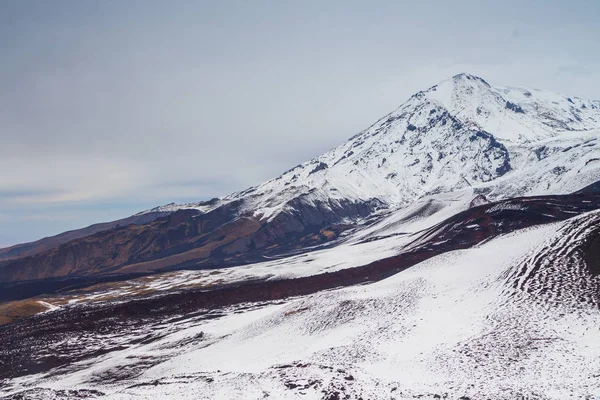 Гора Остри Толбачик, вулканический массив, один из вулканического комплекса на Камчатке, Россия . — стоковое фото
