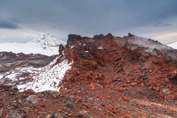 Monte Bolshaya Udina, maciço vulcânico, um dos complexos vulcânicos no Kamchatka, Rússia . — Fotografia de Stock