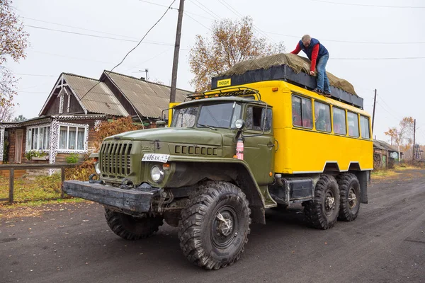 Rusia off-road expedition truck, Kozyriewsk, Russia . — Stok Foto