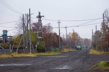 Ana, Kamchatka Yarımadası 'nda küçük bir köyde kumlu yol, Kozyriewsk, Rusya.
