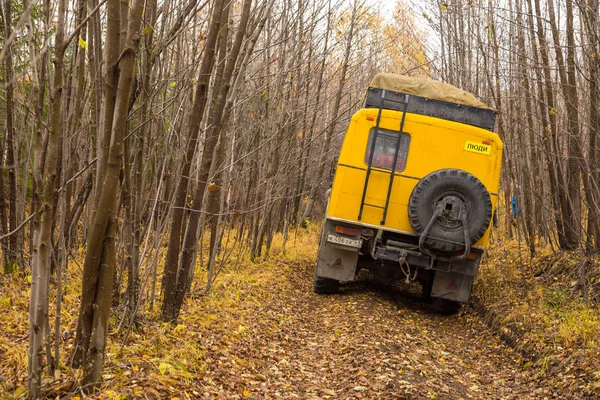 Ryska Off-Road Extreme expedition Truck med passagerare, Kamchatka, Ryssland. — Stockfoto